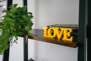 Spacious 5 BR, sleeps 8-10, City Centre Close, Fast Wi-Fi, Free Parking, Long Stays