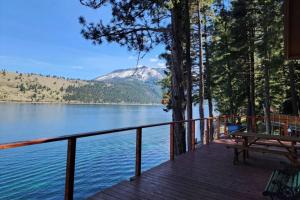 Lakefront home with wraparound deck modern appliances WiFI & dog-friendly