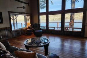 Lakefront home with wraparound deck modern appliances WiFI & dog-friendly