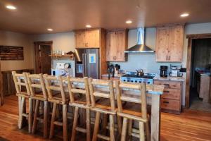 Lakefront home with wraparound deck modern appliances WiFI & dog-friendly
