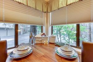 Cozy studio condo with free WiFi shared pool & tennis near river