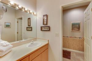 Cozy studio condo with free WiFi shared pool & tennis near river