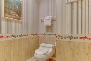 Cozy studio condo with free WiFi shared pool & tennis near river