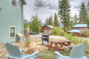 Mountain-View Eden - Spacious Balcony & Fireplaces - Minutes to Lake