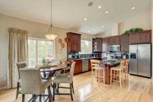 Mountain-View Eden - Spacious Balcony & Fireplaces - Minutes to Lake
