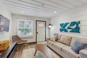 Renovated Modern Retreat with Hot Tub - Walk to Lakeside Beach & Gondola