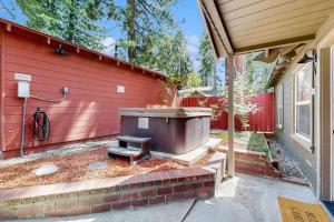 Renovated Modern Retreat with Hot Tub - Walk to Lakeside Beach & Gondola