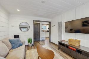 Renovated Modern Retreat with Hot Tub - Walk to Lakeside Beach & Gondola