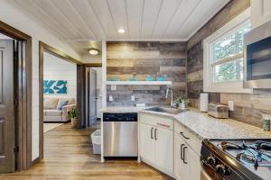 Renovated Modern Retreat with Hot Tub - Walk to Lakeside Beach & Gondola