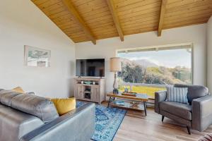 Oceanfront home with amazing sunsets fire pit & jacuzzi tub