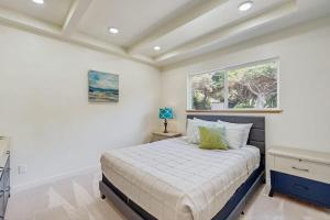 Oceanfront home with amazing sunsets fire pit & jacuzzi tub