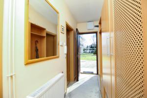 993 - Balatonőszödön vízparti lakóparkban teljes panorámás, kertkapcsolatos apartman