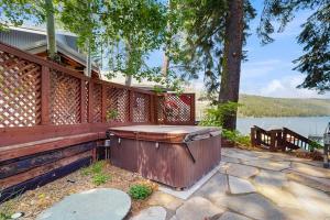 Terrific lakefront gem with private hot tub dock & beach - near skiing & town