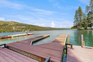 Terrific lakefront gem with private hot tub dock & beach - near skiing & town