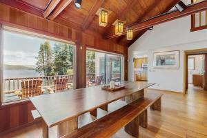 Terrific lakefront gem with private hot tub dock & beach - near skiing & town