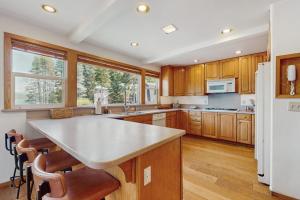 Terrific lakefront gem with private hot tub dock & beach - near skiing & town