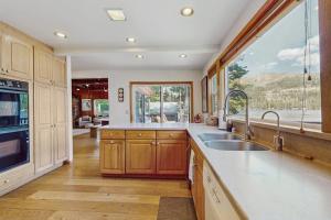 Terrific lakefront gem with private hot tub dock & beach - near skiing & town