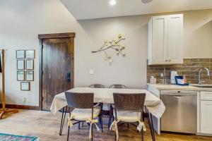 Pristine home with lovely interior private deck fast WiFi - great location