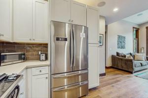 Pristine home with lovely interior private deck fast WiFi - great location