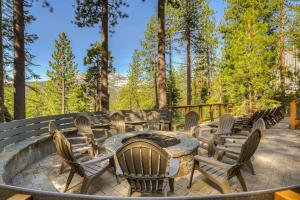 Donner Lake mountain-view delight - multi-level deck & private hot tub views