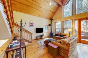 North Tahoe Chalet with Private Garage - Walk to Donner Lake