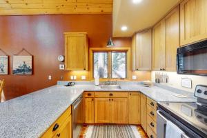 North Tahoe Chalet with Private Garage - Walk to Donner Lake