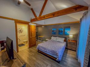 Mountain lakeview hotel family-friendly with golf skiing WiFi & Netflix