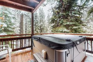 Beautiful cabin with spa game room EV charger near golf & skiing pets welcome