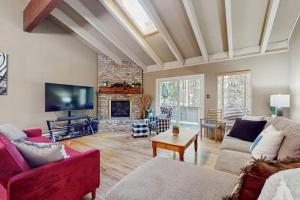 Townhome with Fireplace Pool Sauna Free Shuttle Pickup-Drop-off to Ski Resort