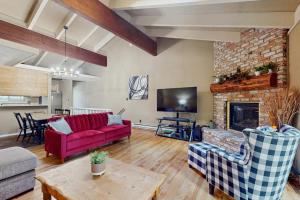 Townhome with Fireplace Pool Sauna Free Shuttle Pickup-Drop-off to Ski Resort