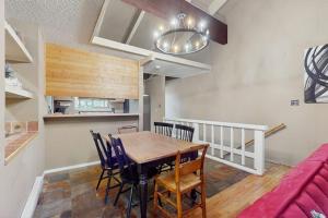 Townhome with Fireplace Pool Sauna Free Shuttle Pickup-Drop-off to Ski Resort