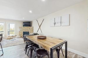 Dog-friendly mountain condo with washer&dryer sleeps 2