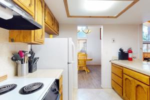 Townhome with pool sauna tennis private hot tub & foosball sleeps 8
