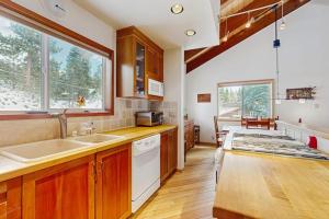 Family-friendly home with mountain views pool table fireplace & spacious deck