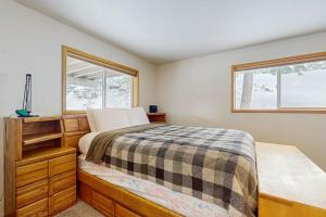 Family-friendly home with mountain views pool table fireplace & spacious deck