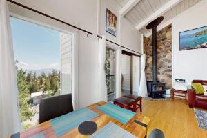Tahoe Village condo in Stateline with mountain views sleeps 4