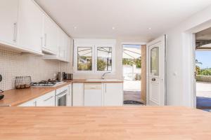 Sunny & Tranquil 2 Bedroom Villa - Pool - Lounge - Scenic View