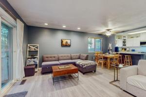 Dog-Friendly Home with Hot Tub Lovely Backyard Meadow Walk to Shops & Restaurants