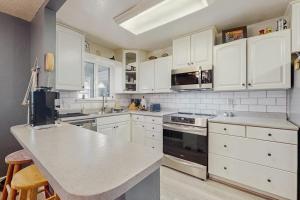 Dog-Friendly Home with Hot Tub Lovely Backyard Meadow Walk to Shops & Restaurants