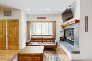 Condo Near Ski Resorts with Fireplace Pool Spa Sauna washer&dryer