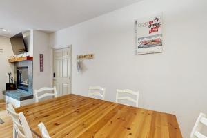 Condo Near Ski Resorts with Fireplace Pool Spa Sauna washer&dryer