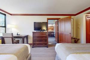 Everline Resort & Spa Ski-in-ski-out condo with elevator pool hot tub & spa