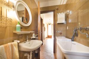 Casa Carla-con giardino,vicino al centro e lago AC