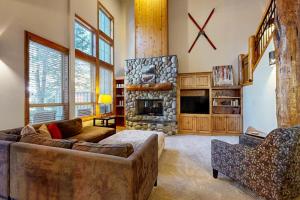 Comfortable townhome with private hot tub & shared pool - SHARC passes included