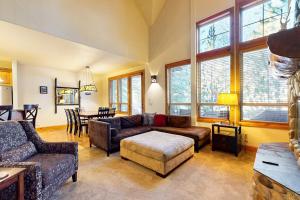 Comfortable townhome with private hot tub & shared pool - SHARC passes included