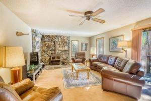 Family-friendly home with a beautiful yard & deck - close to the lake & ski slopes