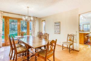 Family-friendly home with a beautiful yard & deck - close to the lake & ski slopes