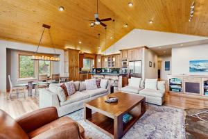Gorgeous dog-friendly home with private hot tub shared pool & mountain views