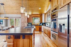 Gorgeous dog-friendly home with private hot tub shared pool & mountain views