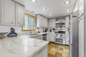 Lodge-Inspired Home Near 5-Star Tahoe Donner Facilities & Ski Resorts